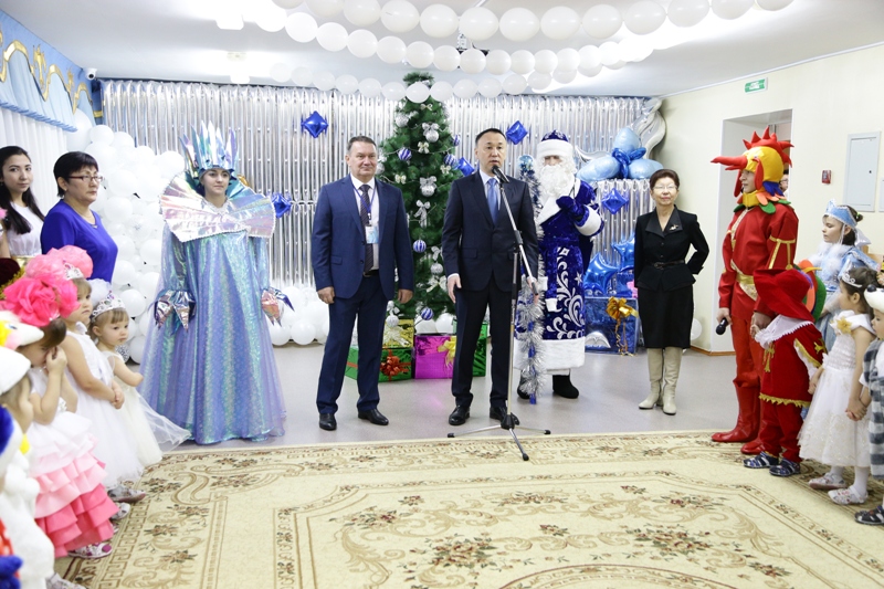 Qostanaı oblysynyń ákimi Rýdnyı balalar úıine syılyq jasady