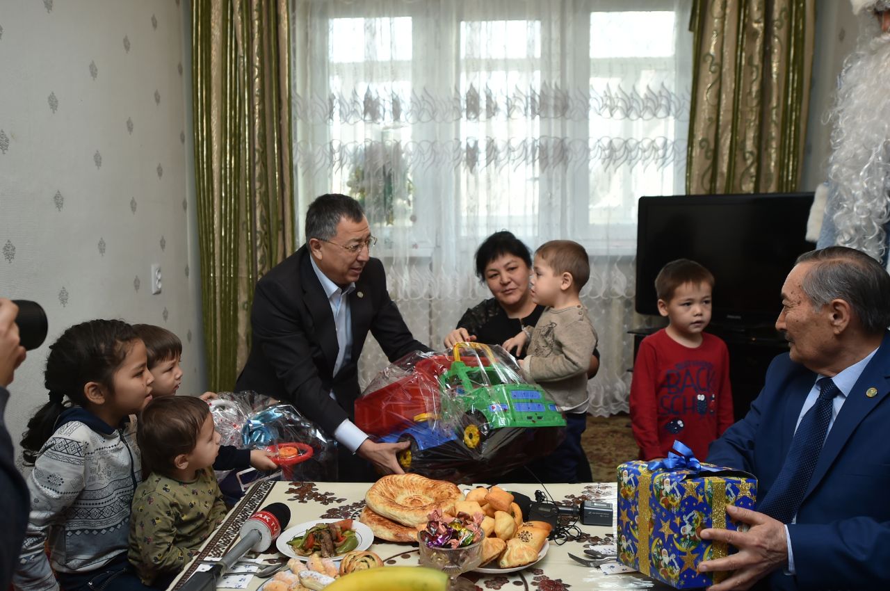 OQO ákimi kópbalalylar men ardagerlerdiń shańyraǵyna baryp, Jańa jylmen quttyqtady