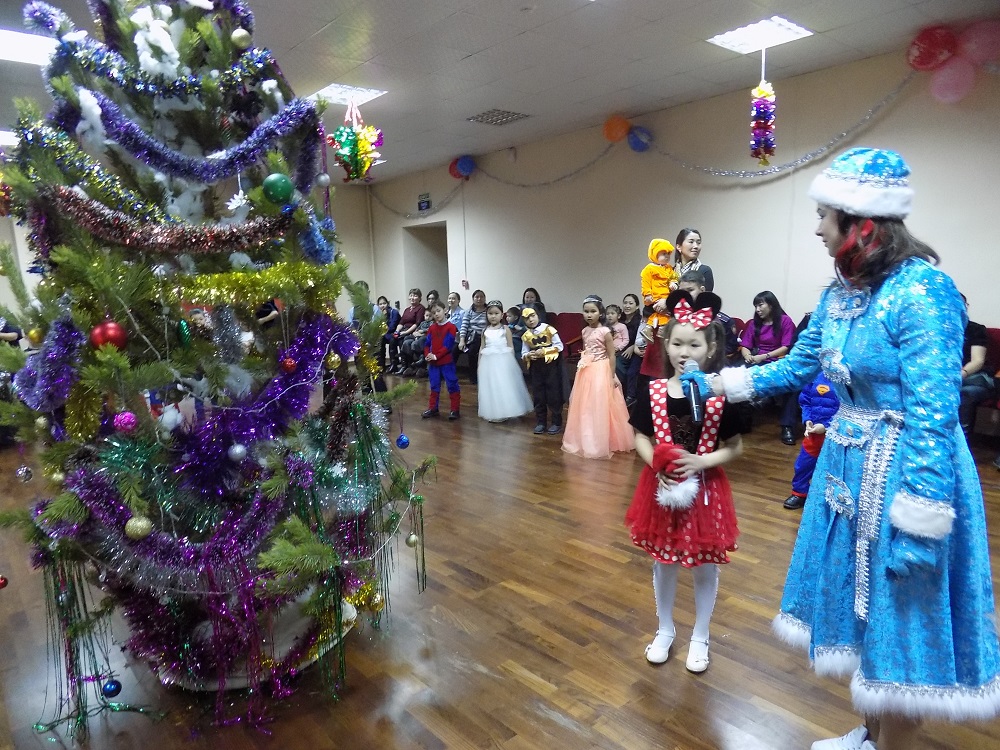 Semeıde Polısııa qyzmetkerleri balalarǵa jańa jyldyq kesh uıymdastyrdy