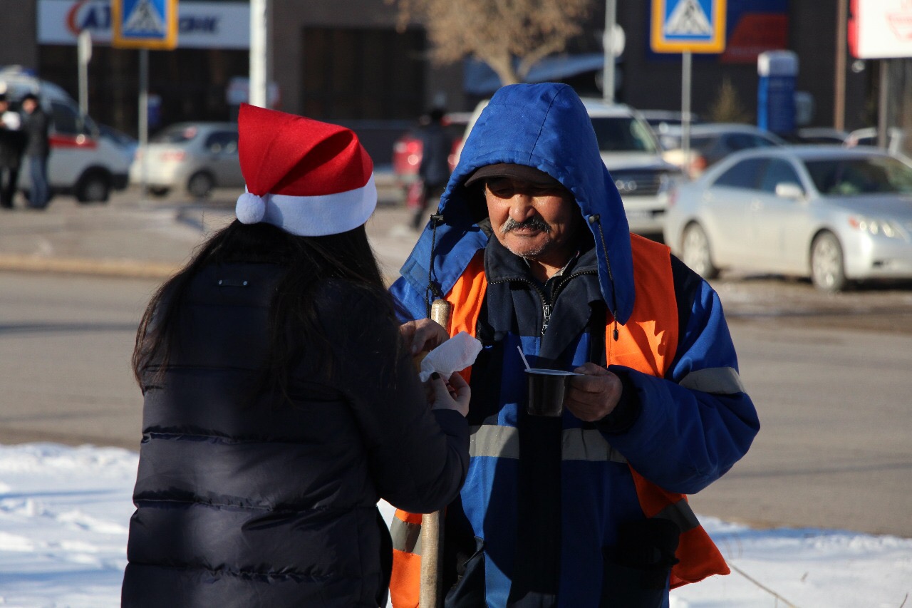 Jańa jyldy jylý syılaýmen basta