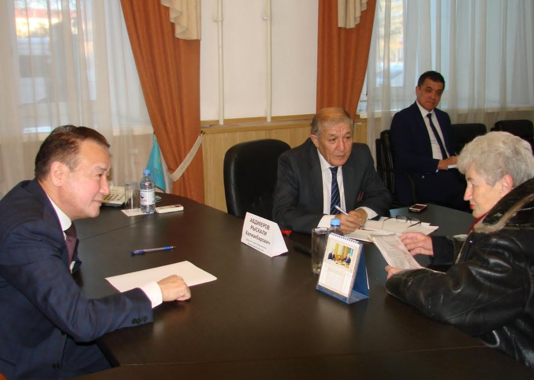 Senator R. Ábdikerov Qaraǵandyda azamattardy qabyldady