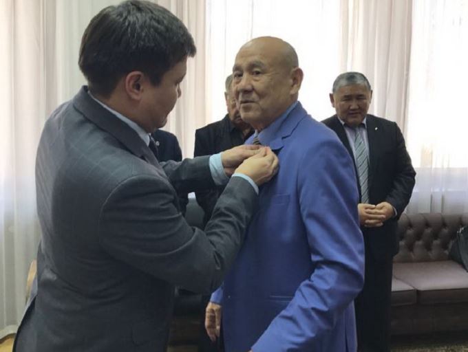 «Mádenıet pen ónerge qosqan úlesi úshin» tósbelgisi tabystaldy