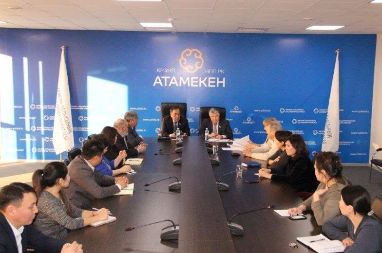 Senatorlar Aqmola oblysynyń kásipkerlerimen jańa Salyq kodeksin talqylady