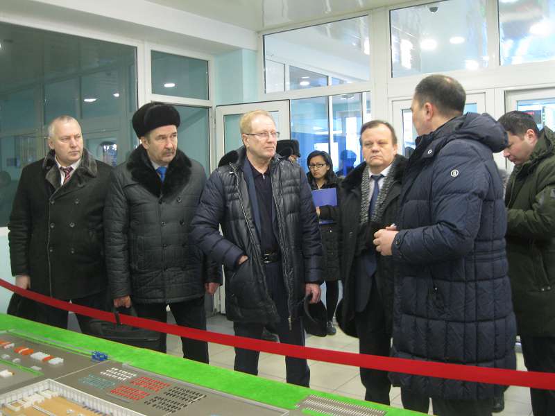 Qostanaıǵa kelgen Parlament depýtattary oqýshylardy otandyq avtobýspen tasýdy usyndy