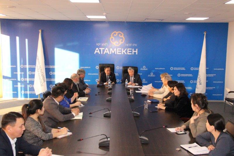 Senatorlar Aqmola oblysynyń kásipkerlerimen jańa Salyq kodeksin talqylady