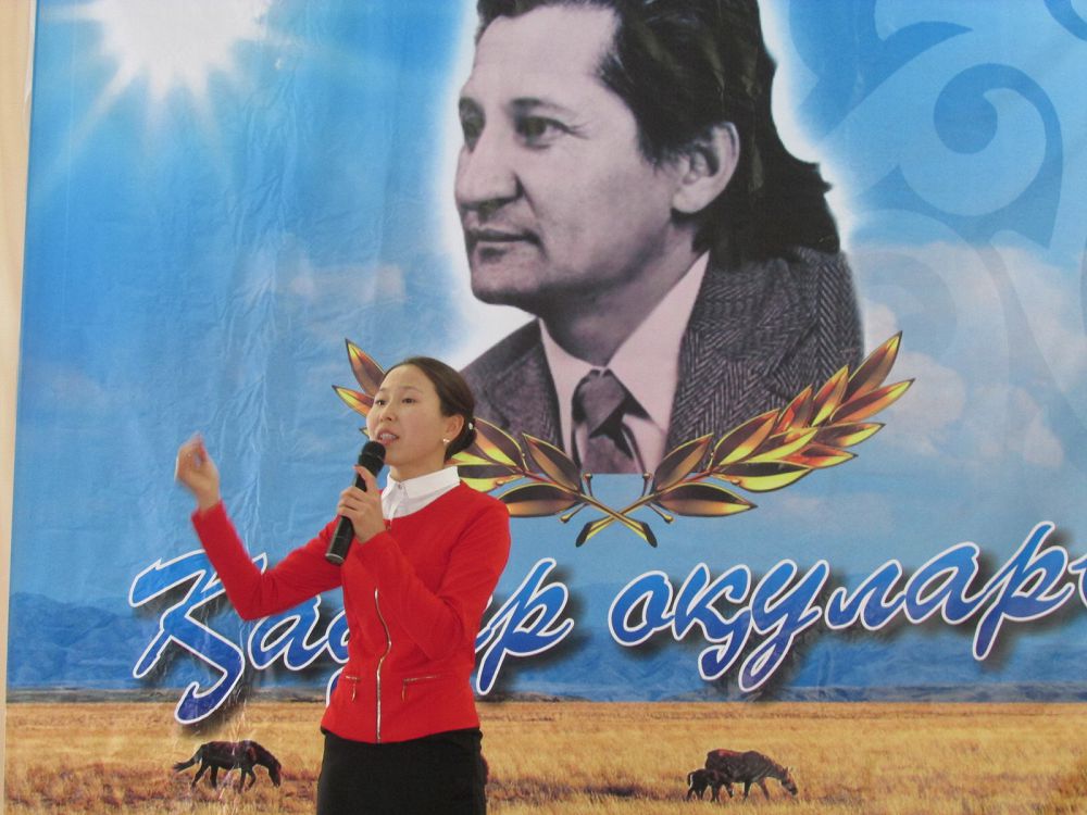 Batys Qazaqstanda ustazdar aqyn jyryn jatqa oqydy 