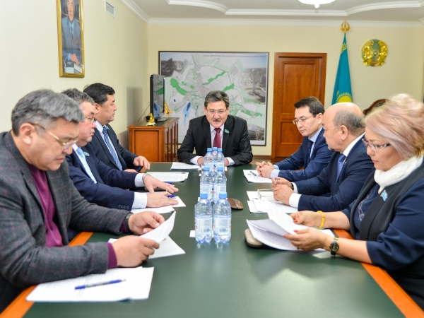 Senat depýtaty: Salyq bıznesti damytýǵa yntalandyrýy tıis