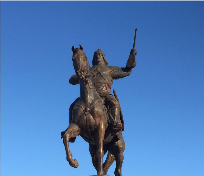 Mahambet aýdanynda batyrdyń eskertkishi boı kóterdi