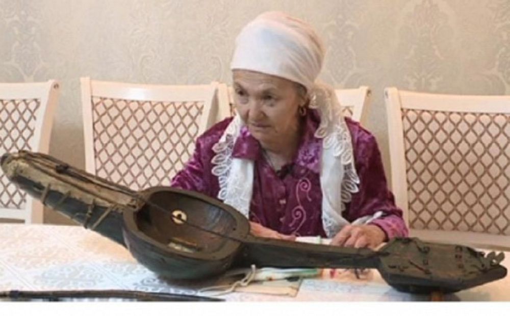 Kóneden jetken qońyr ún