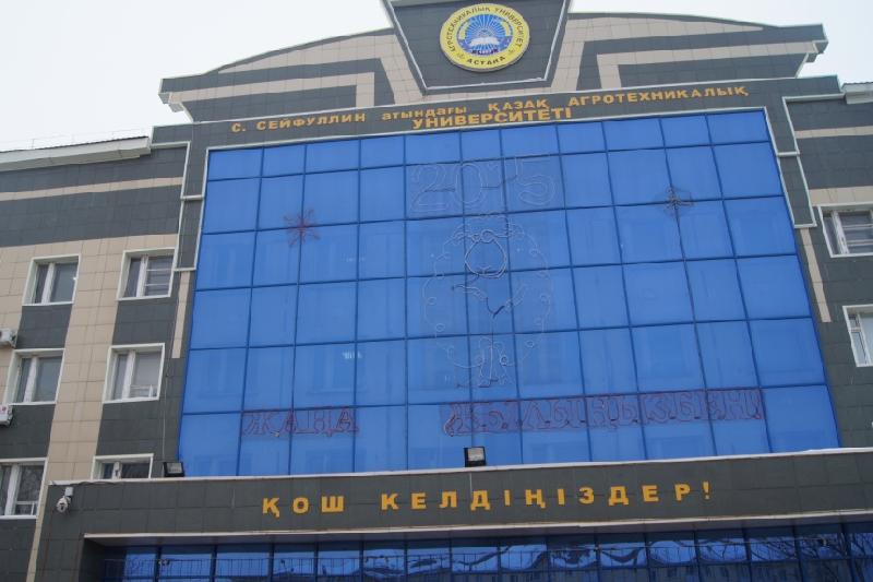 Astanada Agrarlyq ýnıversıtettiń shatyryn jel ushyryp ketti