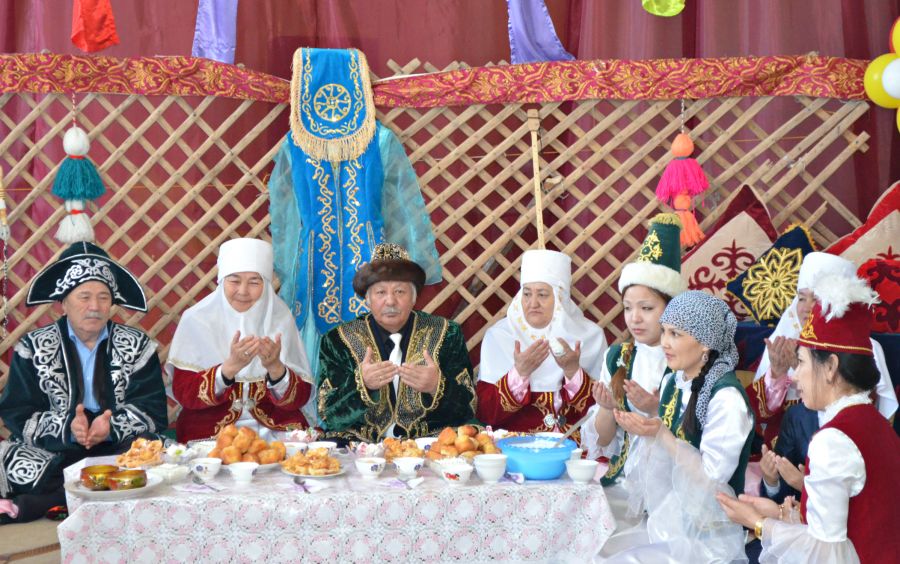 Aqsaqalsyz aýyldy teris aǵym bıleıdi