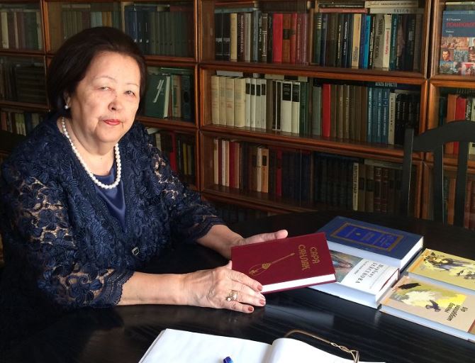 Shárbaný Beısenova: "Kıim syrtynan emes, ishinen tozady" 