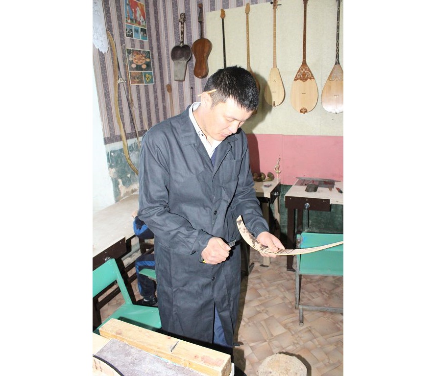 Batys Qazaqstanda oqýshylar súıekten, aǵashtan kádesyı jasaıdy 