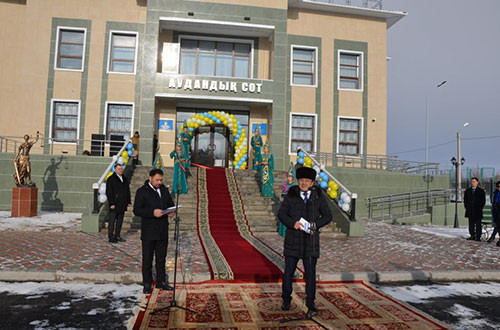 Jambyl oblysynyń Jýaly aýdandyq soty jańa ǵımaratqa kóshti