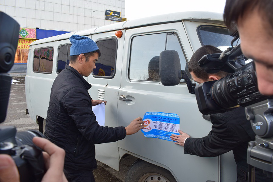 Qyzmet kóligin jekemenshigindeı kóredi