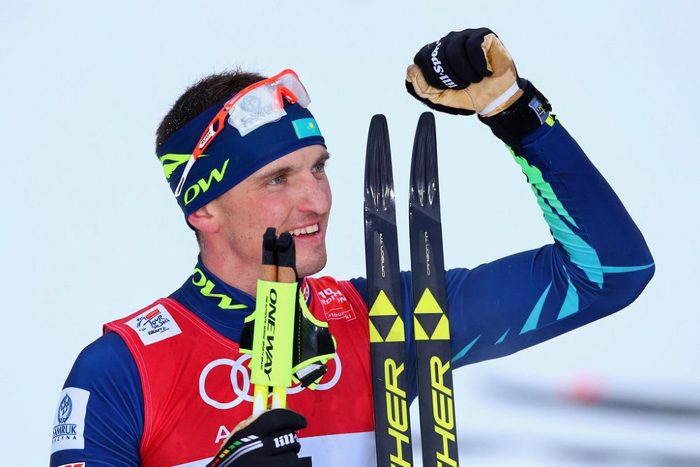 Abyroıdy asqaqtatqan qos sańlaq. Golovkın men Poltoranın.