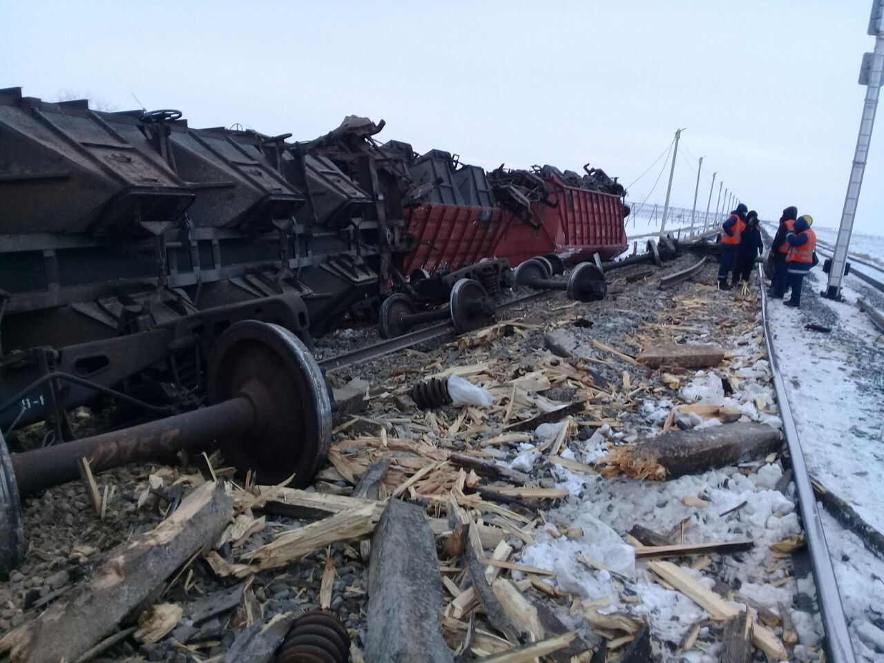 Atyraýda poıyz joldan shyǵyp ketti