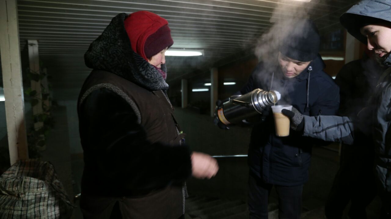 О́skemende ımamdar turǵyndardy úıine tegin jetkizip salyp jatyr