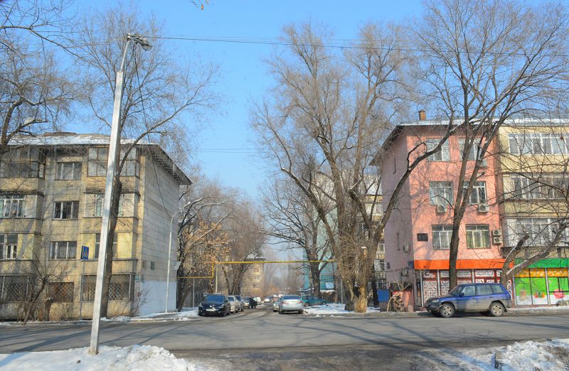 Ataqty «Aq úı» men syrǵa toly «Sary úı»
