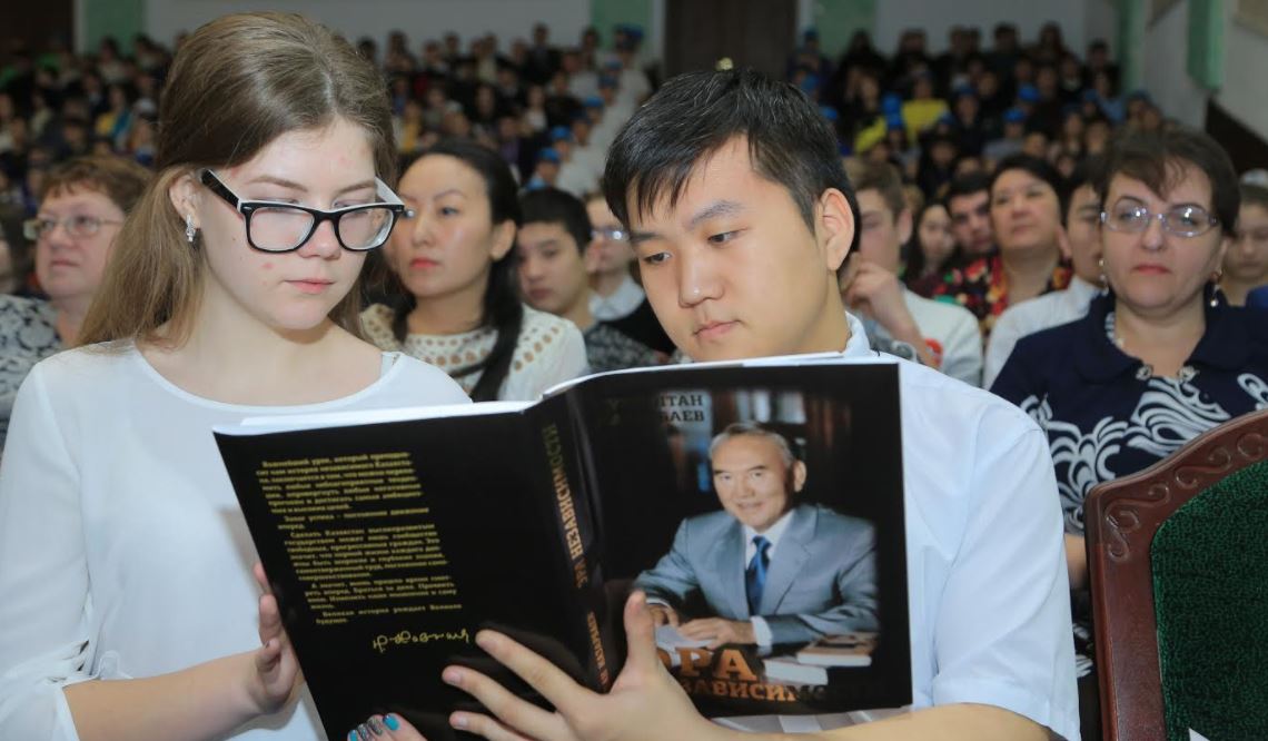 Qostanaı jastary Elbasynyń «Táýelsizdik dáýiri» kitabynyń tusaýkeserin ótkizdi