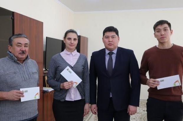 О́skemen ákimi qaıyrymdy júrgizýshilerge 50 lıtr benzınniń sertıfıkatyn berdi