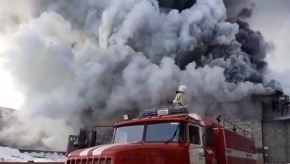 Almatyda qoıma órtenip jatyr