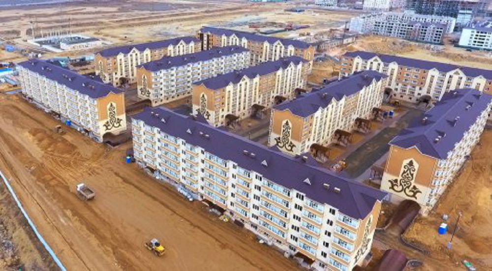 «Nurly jer» baǵdarlamasy boıynsha Aqtaýda ásem úıler boı kóterdi