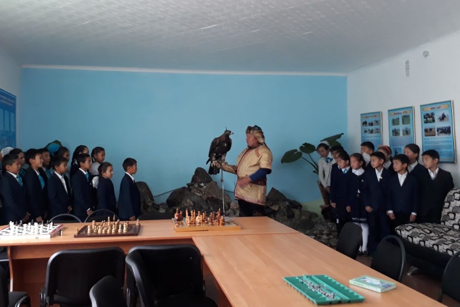 Mektepke búrkitimen keletin muǵalim