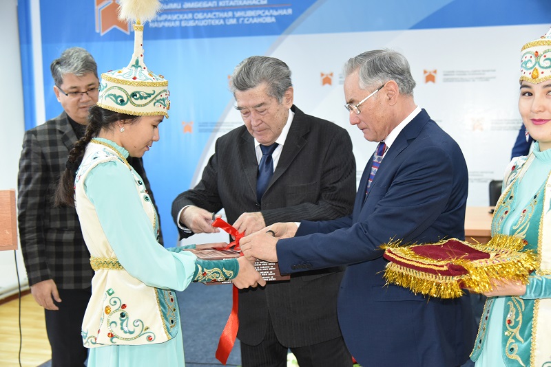 Atyraýda aıryqsha kitap-albom jaryq kórdi