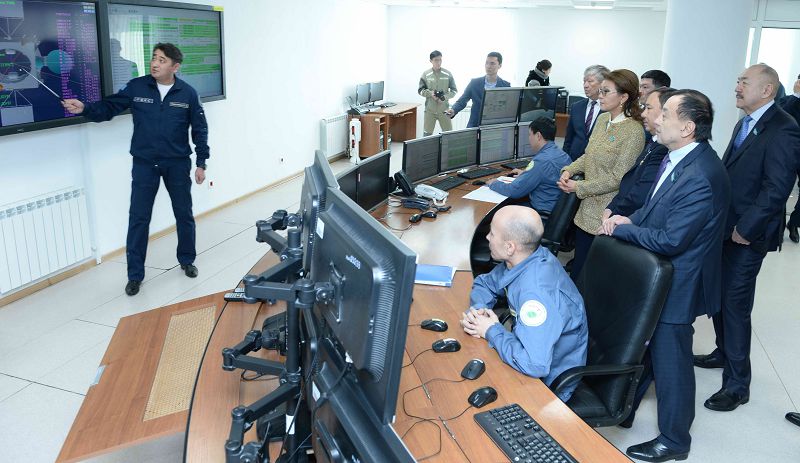 Senat komıtetiniń músheleri ǵaryshtyq baılanys ortalyǵynyń jumysyn kórdi
