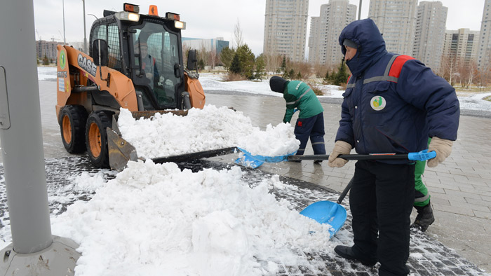 Astana ákimi áleýmettik mańyzy bar nysandardyń aýmaǵyn qardan tazartýdy tapsyrdy