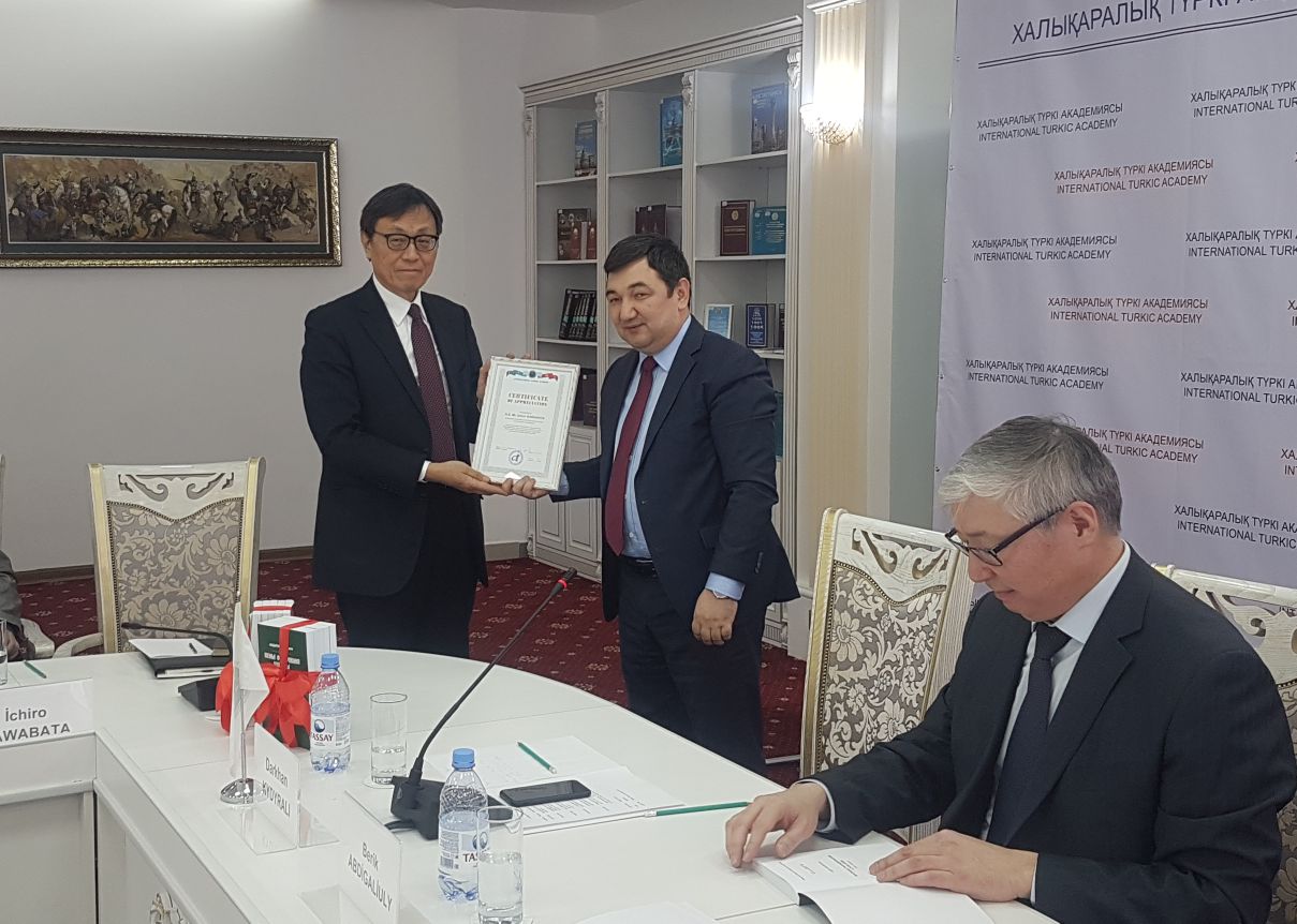 Túrki akademııasy Japonııa elshisin Qurmet gramotasymen marapattady