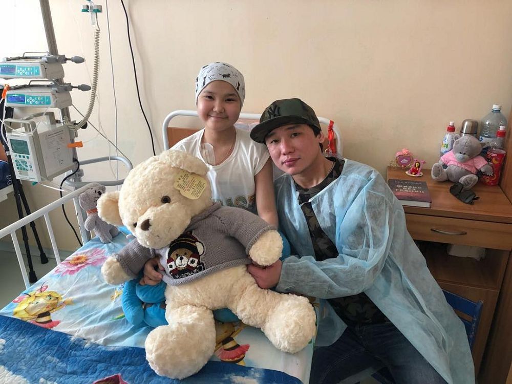 Qaırat Nurtas aýyr dertke shaldyqqan kishkentaı qyzben jolyqty