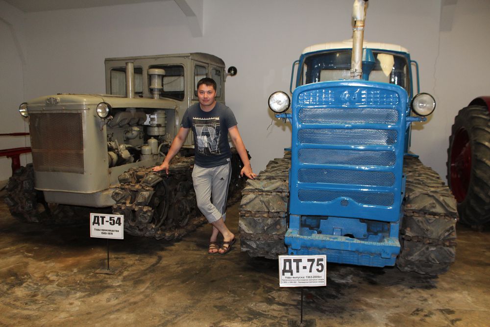 Qostanaıda kól túbinen tank pen traktor tabyldy