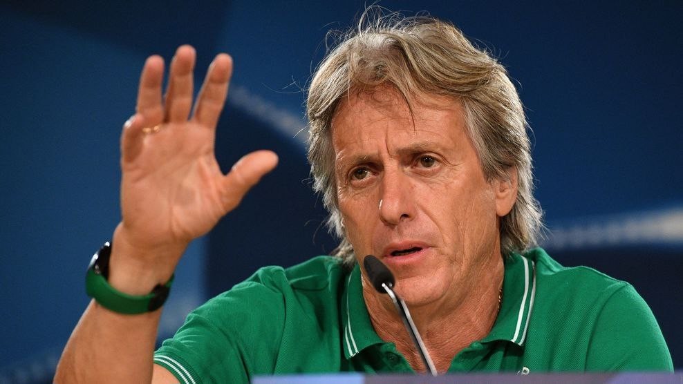 «Sportıng» komandasynyń bas bapkeri: Jasandy alańda oınaýǵa qarsymyn, alaıda Astana aýa-raıy oıymdy ózgertti