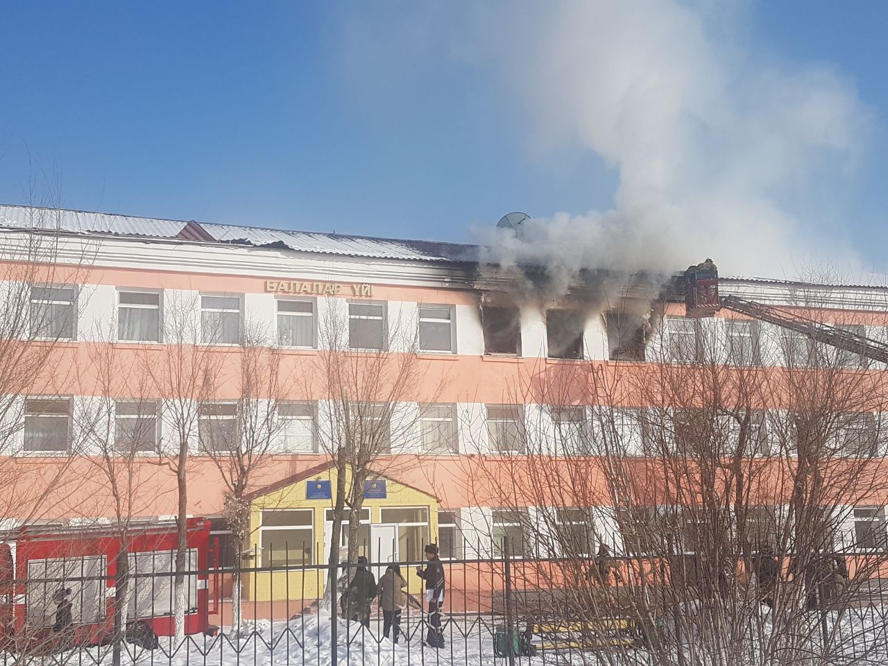 Astanadaǵy balalar úıindegi órtten bir adam zardap shekti