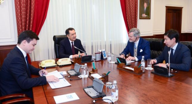 Baqytjan Saǵyntaev halyqaralyq sarapshy Gıýnter Paýlımen kezdecti