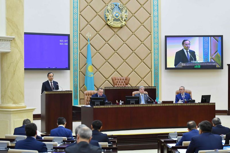 Senatorlar mańyzdy máseleler kóterdi 
