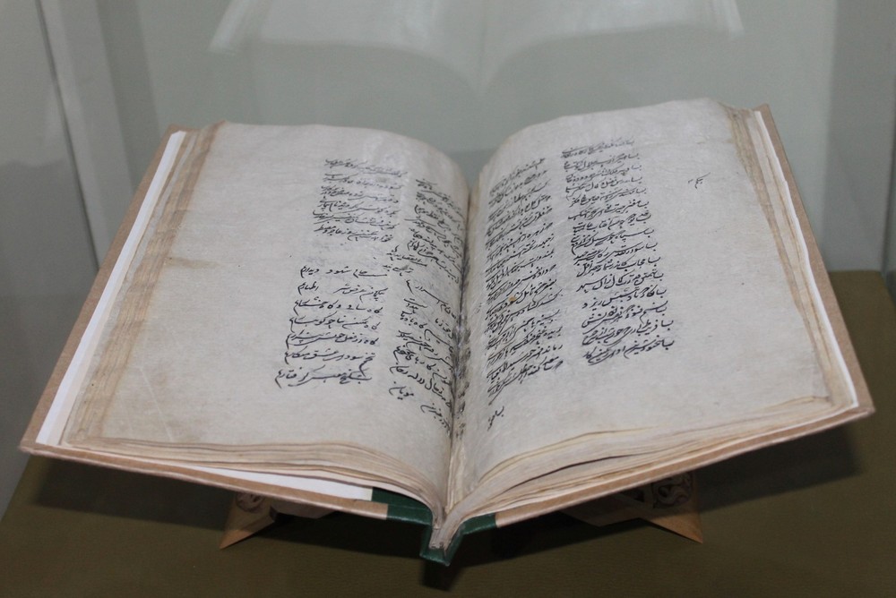 Turlybek Mámeseıit. Qoljazba – shıkizat
