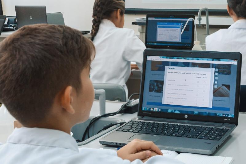 Bilim mınıstrligi balalardyń áleýmettik jelilerdegi belsendigin baqylaýǵa shaqyrdy