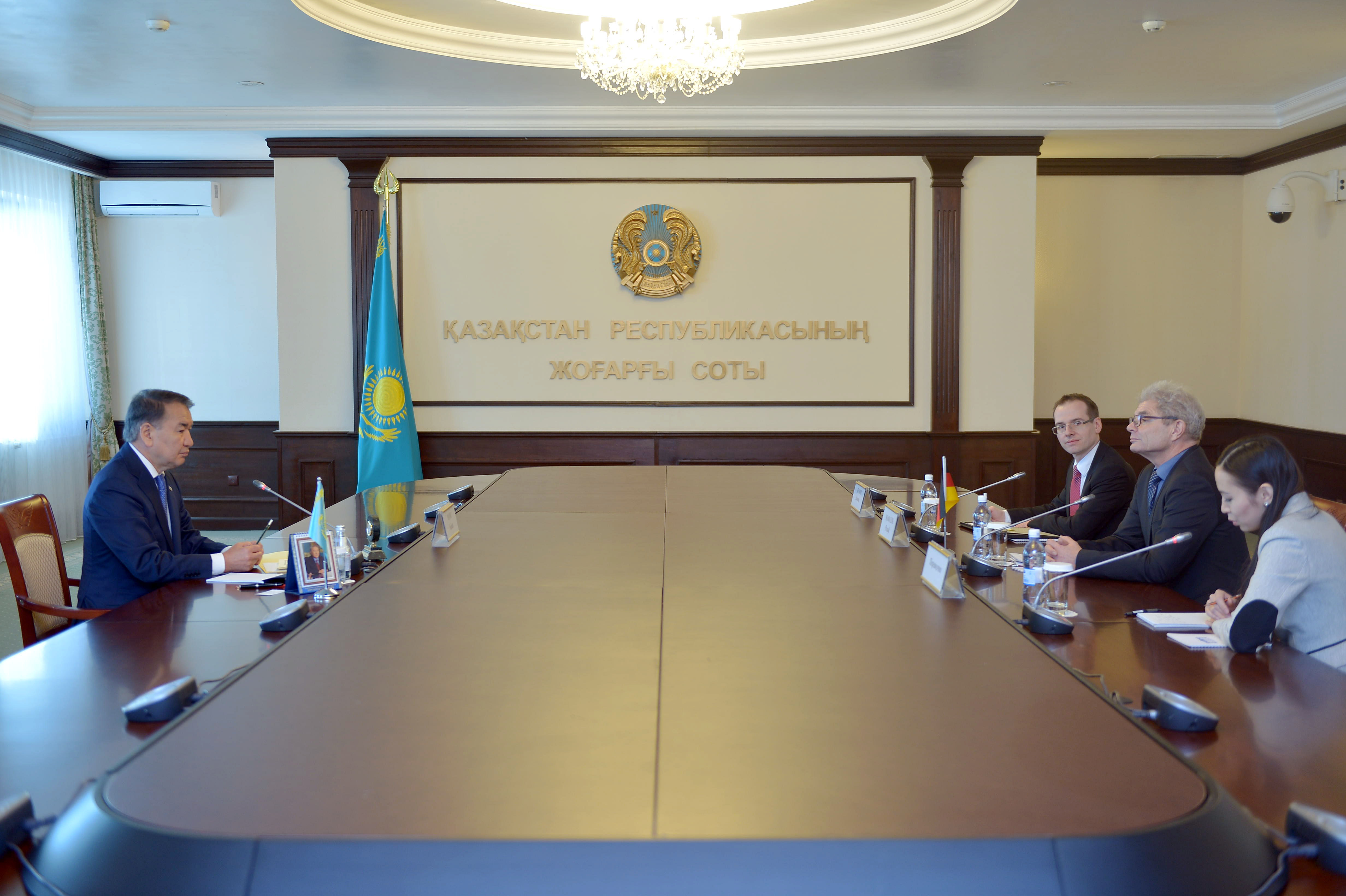 Qaırat Mámı Germanııa elshisi Rolf Mafaelmen kezdesti