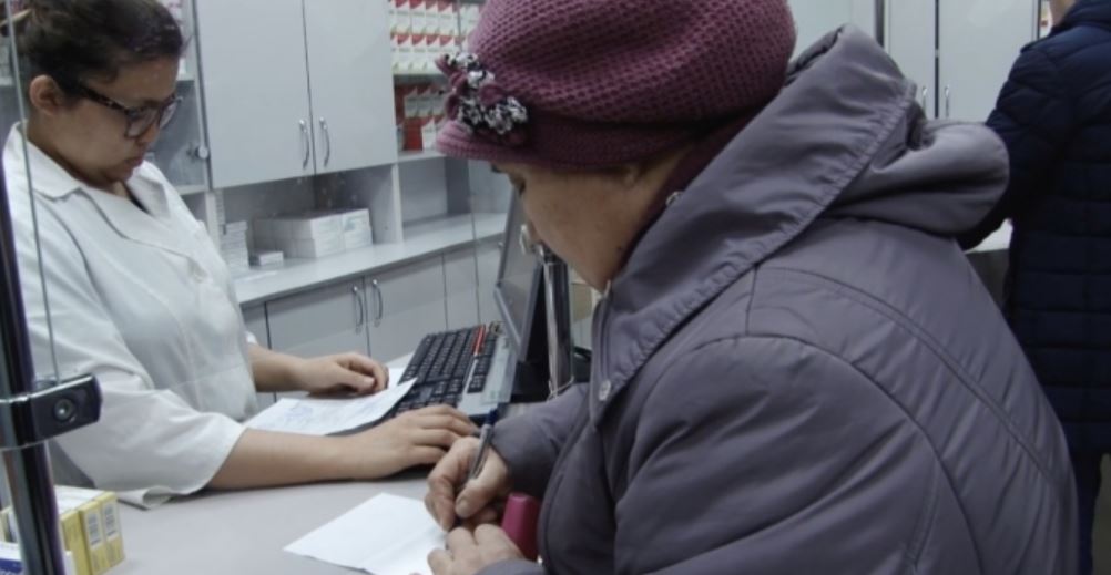 Áset Isekeshev tegin dárilerdi jetkizýge qatysty jaǵdaıdy baqylaýda ustaýdy tapsyrdy