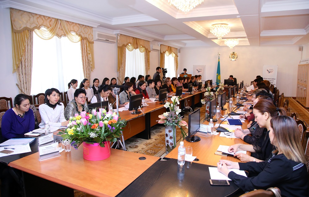 Almatyda bilim berý men maman daıarlaý máselesi talqylandy