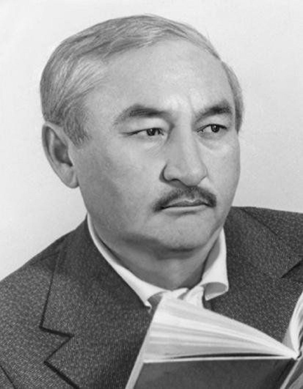 Ádebıettiń áńgimesi: Tákenge oralý