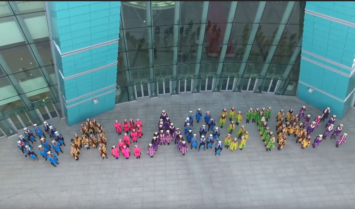 Astanalyq jas ónerpazdar latyn álipbıin qoldap fleshmob ótkizdi