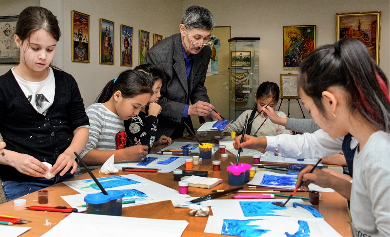 Astanada balalar óner mektebi túlekteriniń shyǵarmashylyq kórmesi ótti