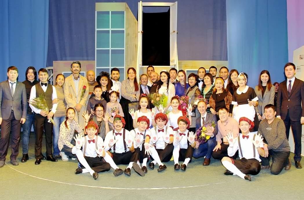 О́skemendegi Jastar teatry «Arshyn mal alan» mıýzıklin sahnalady