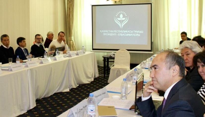 Almatyda Álemdik ekonomıka jáne saıasat ınstıtýty alańynda sarapshylar kezdesýi ótti