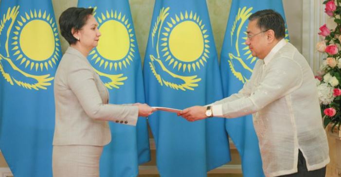 Gúlshara Ábdiqalyqova elshilerden senim gramotalaryn qabyldady