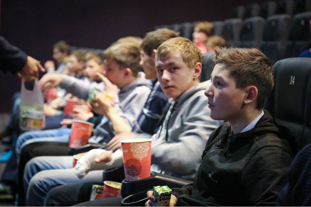 Balalar úıiniń tárbıelenýshilerimen kınoǵa bardy